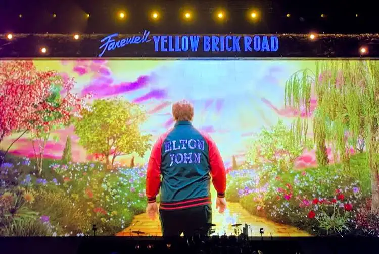 Farewell Yellow Brick Road 무대의 마지막 장면