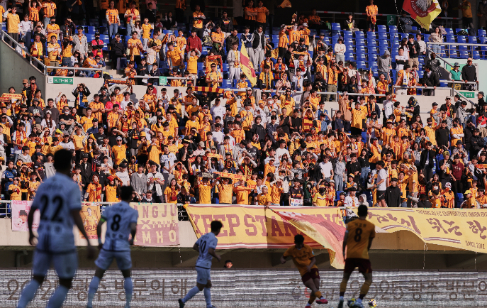 광주FC의 광주 구장 경기장의 응원석 사진