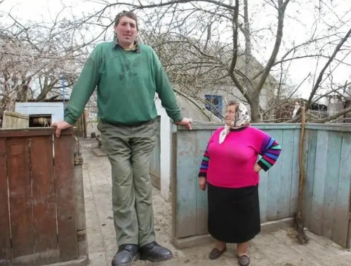 레오니드스타드니크가일반인여자와시골집에서찍은사진