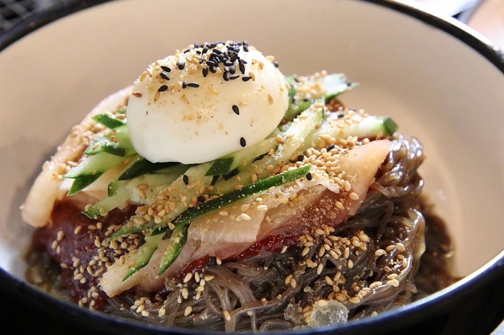 매콤달콤 맛있게 담겨있는 비빔냉면