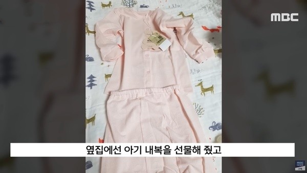 "아기가 너무 울어 죄송합니다."갓난아기가 밤낮없이 우는 탓 이웃에 피해를 줄까 봐 걱정됐던 아기 엄마는 이웃집에 사과 편지와 선물을 보냈다가 이웃들로부터..