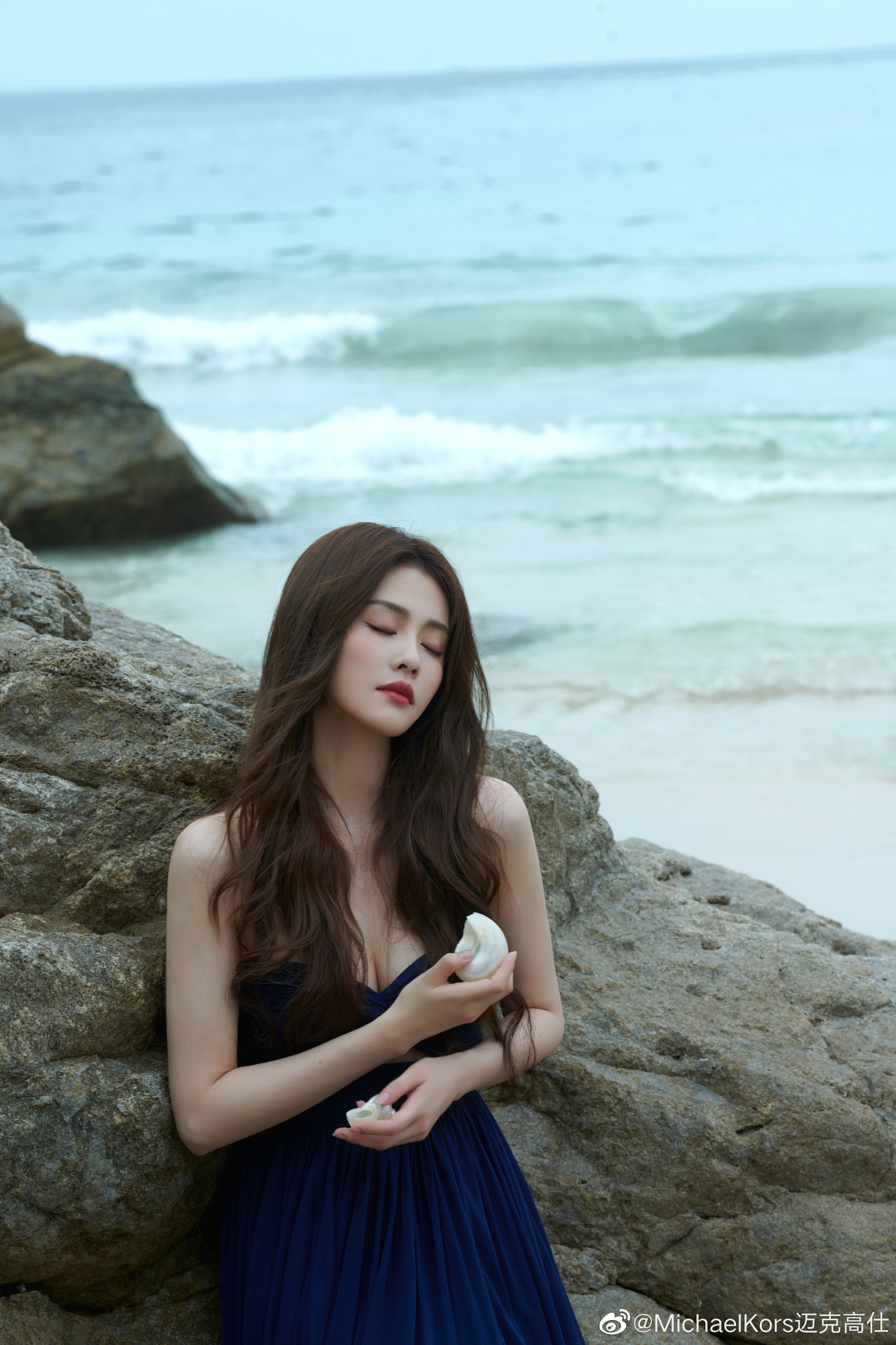 눈을 감고 조개껍데기 소리를 듣는 것처럼