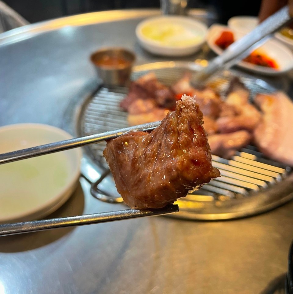 제주 돈사돈 본관 흑돼지 구이