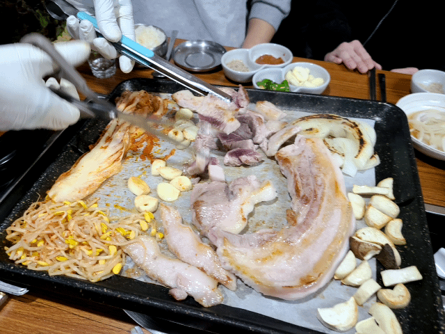  성남 금광동 단대오거리 목삼겹 삼겹살 항정살 맛집 :  보물촌 꺼먹돼지(중동점)