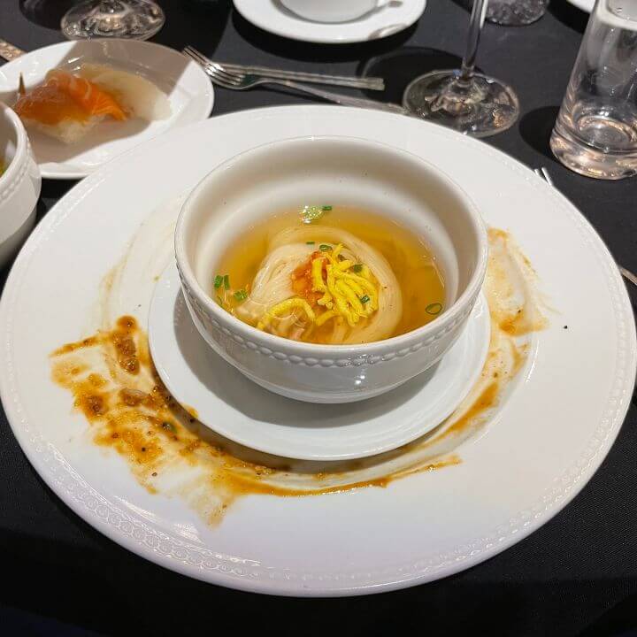 잔치국수는 거의 한움큼 정도만 나오는데 그 실제 모습을 촬영한 사진이다.