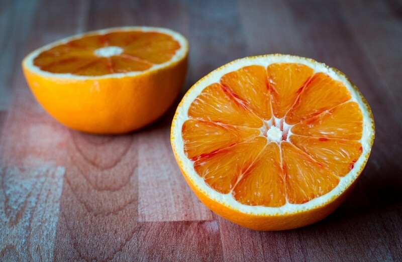 반으로 갈라진 오렌지 사진