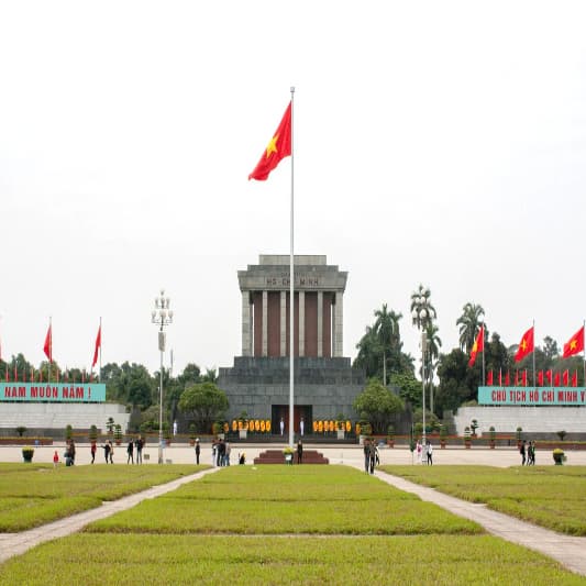 바딘-광장의-전경-베트남-국기와-호치민-묘