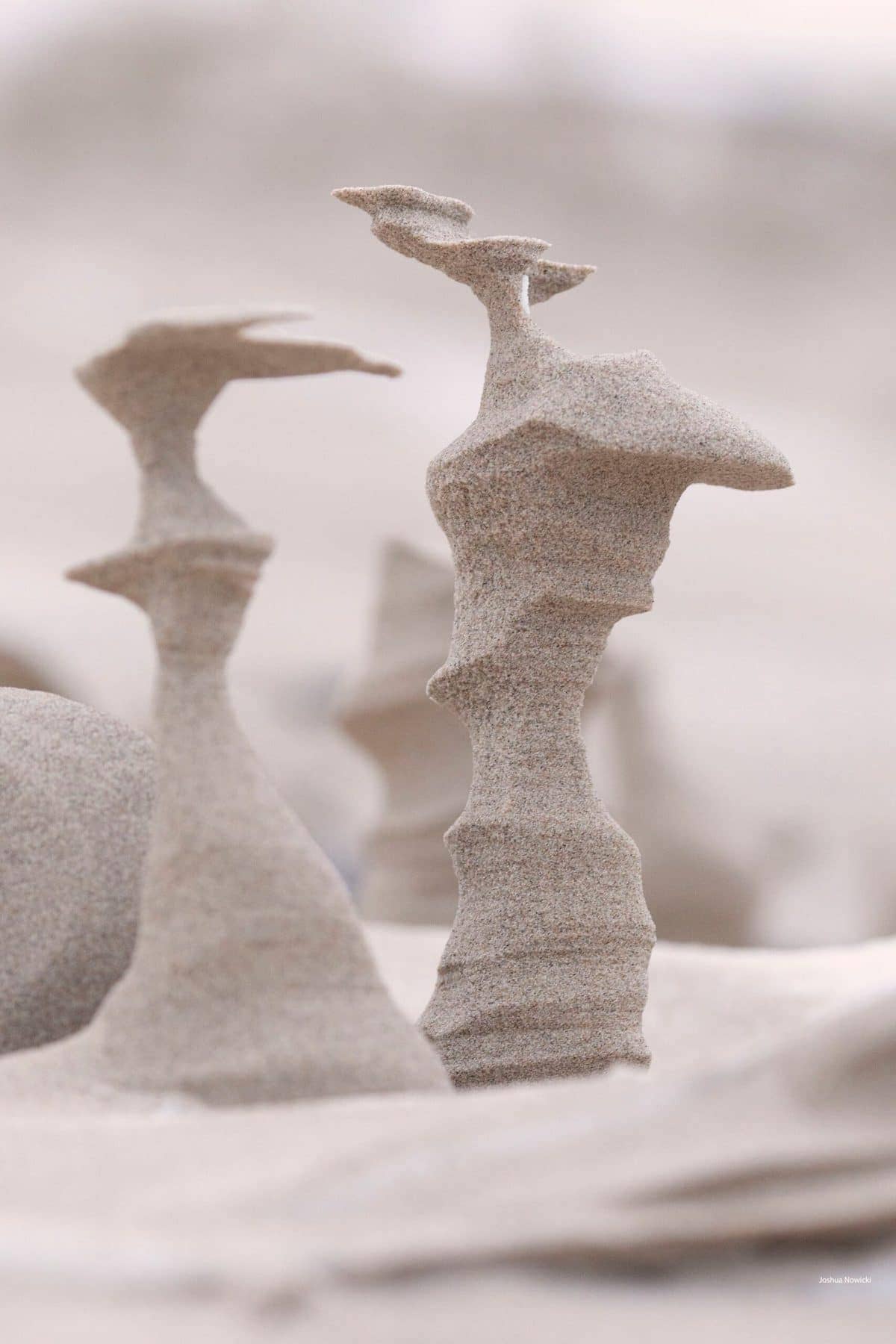 자연이 만들어낸 신비의 모래 층 Powerful Winds Carve Surreal Sand Sculptures Across a Frozen Beach