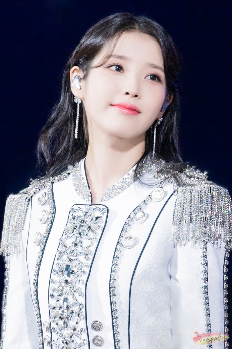  아이유 2022년 콘서트 The Golden Hour 220918 사진들 모음