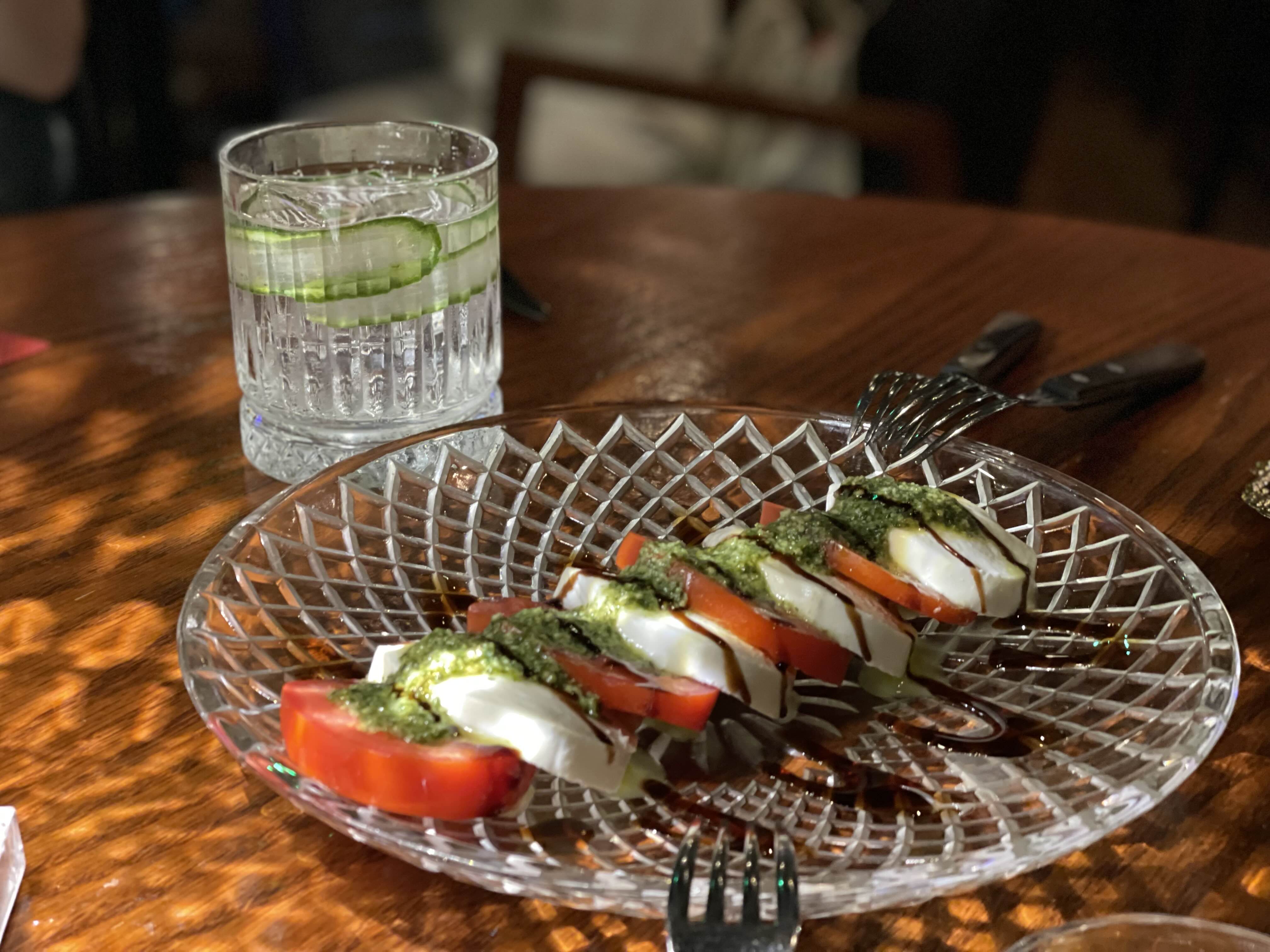 바질 토마토 카프레제와 헨드릭스 진토닉