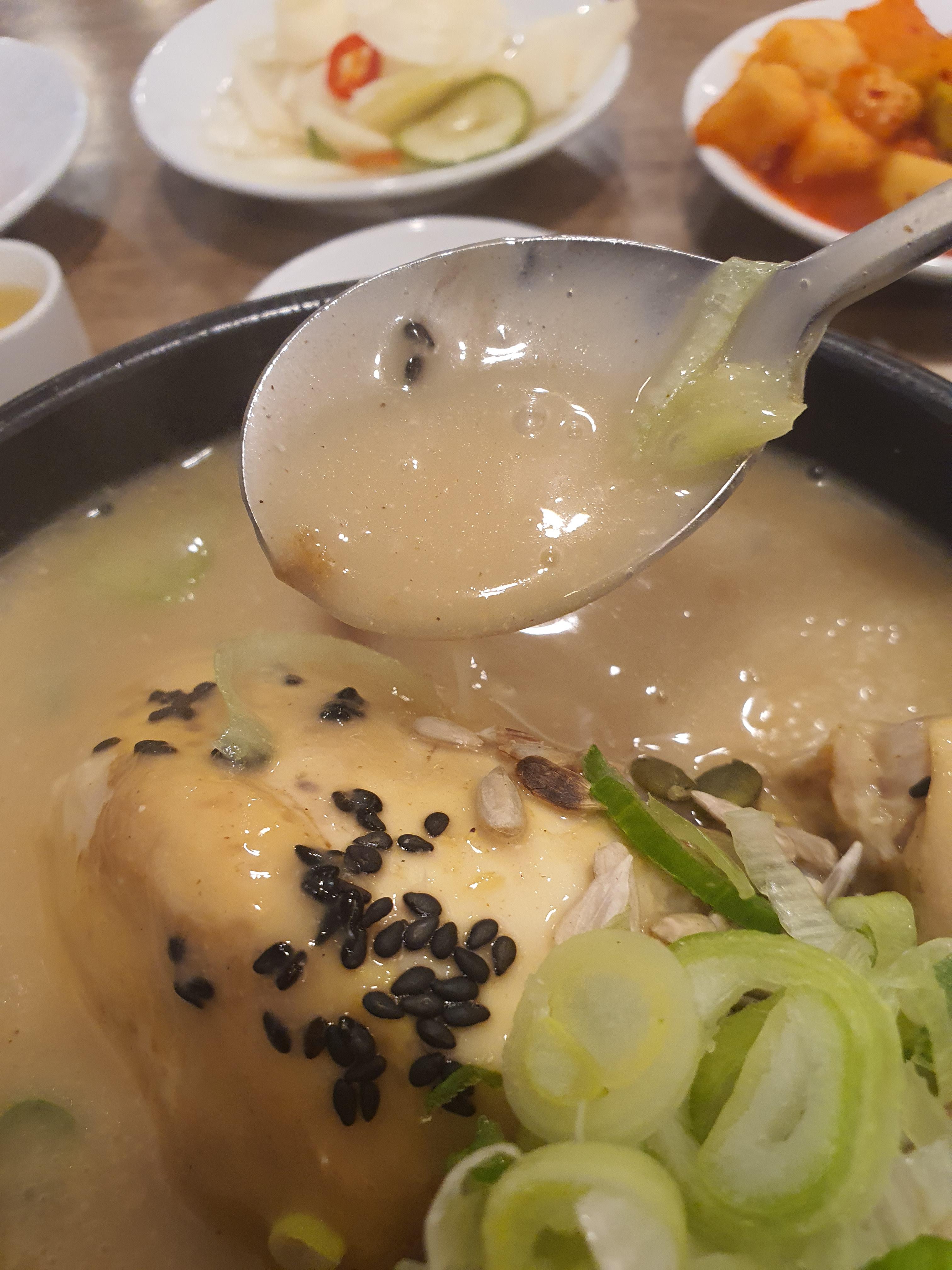  고봉삼계탕 여의도점 - 국물 장난아닌데 이거?