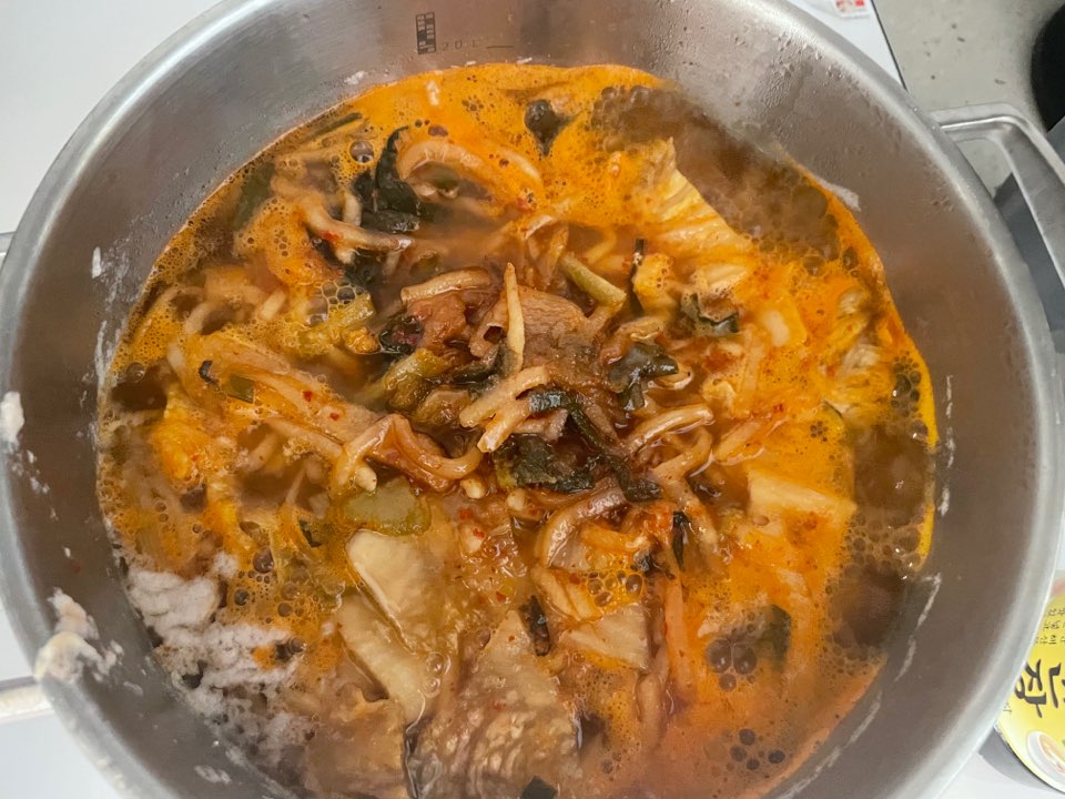 김치와 김치국물 넣은 사진