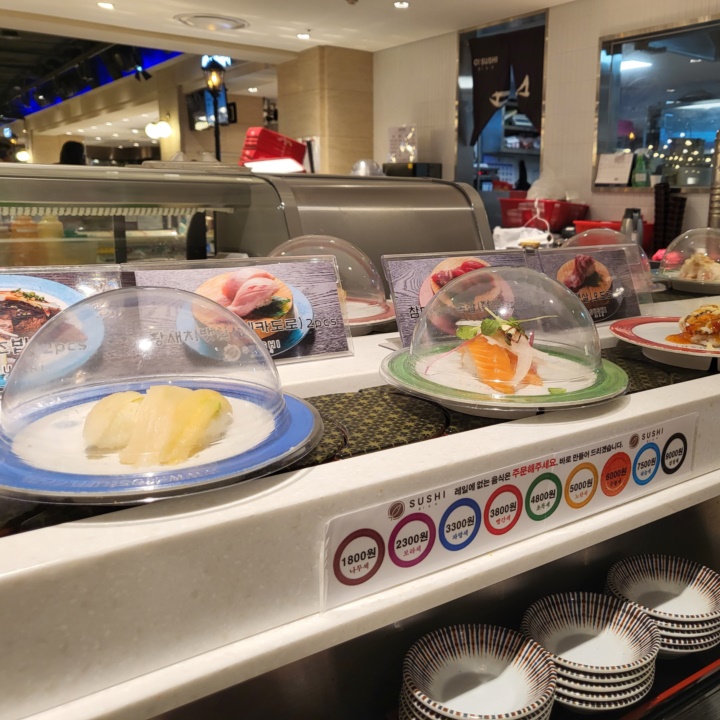 영등포 타임스퀘어 회전초밥 맛집 신세계백화점 지하 오스시 솔직후기입니다. 접시당 가격은 1800원부터 9000원입니다.