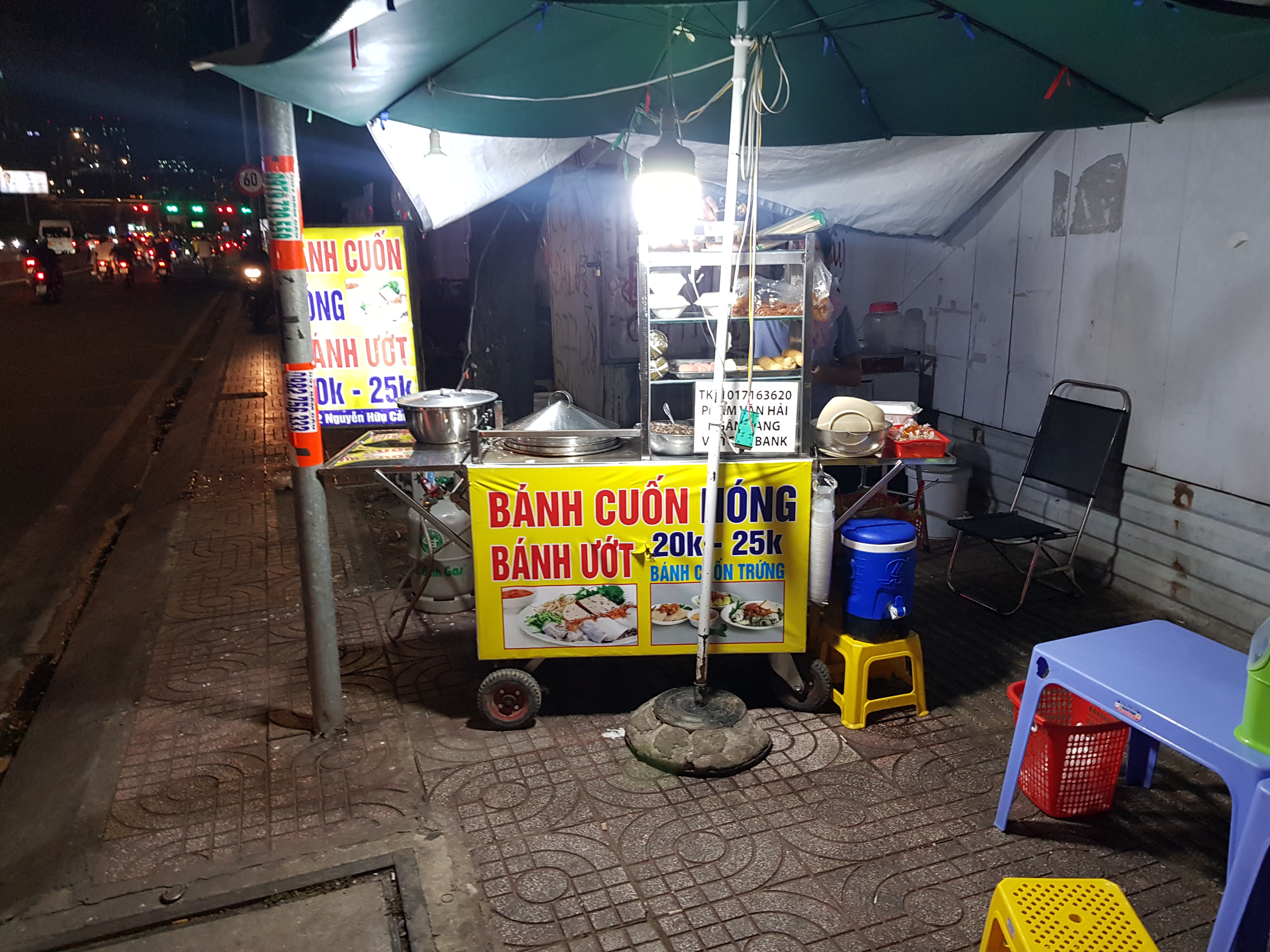 호치민 빈탄군 사이공 펄 단지 근처 로컬 음식 BANH CUON 길거리 노점 가격