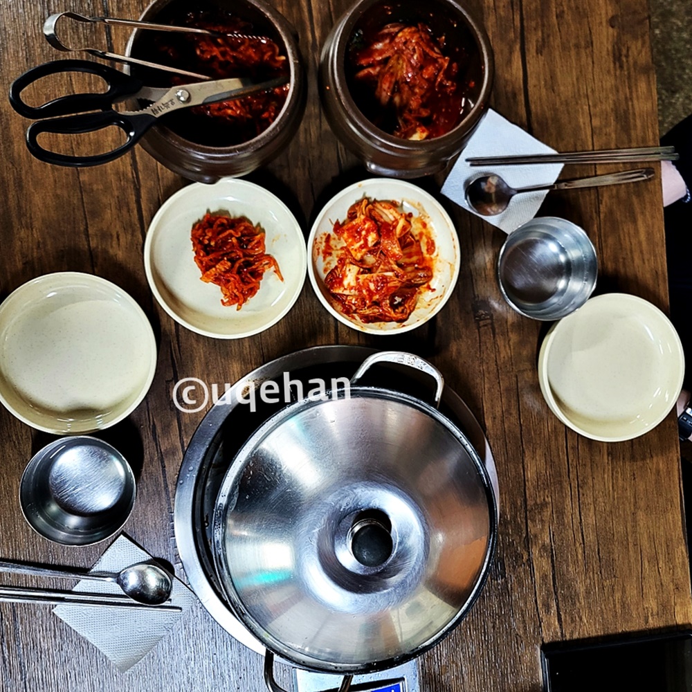 양주 1호점 밀밭 칼국수 김치와 무채 그리고 칼국수가 준비되어 있다.