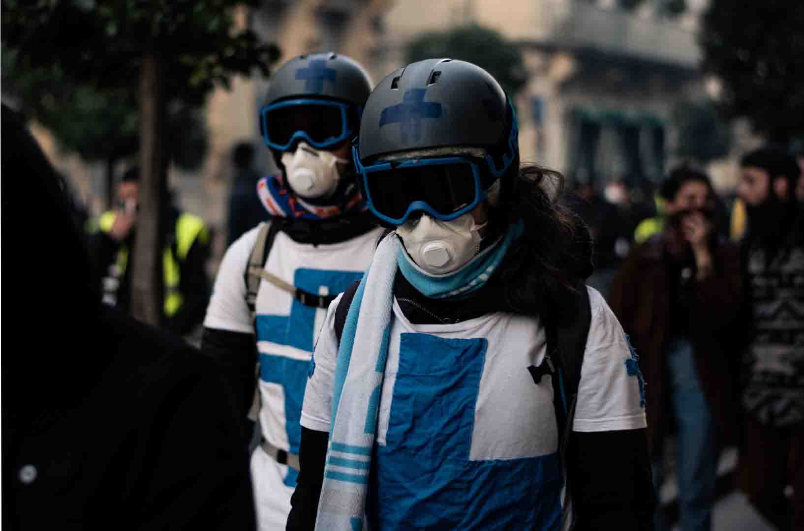 코로나19-마스크와-헬멧을-착용한-여자와남자-사진