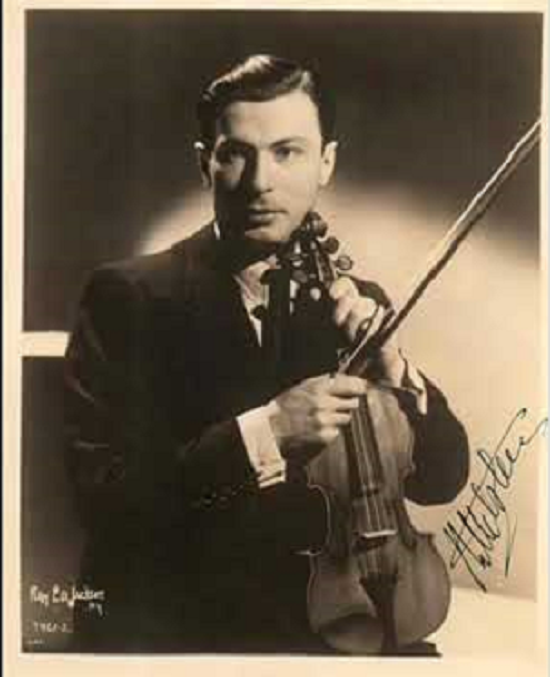 바이올린을 든 나단 밀슈타인 사진