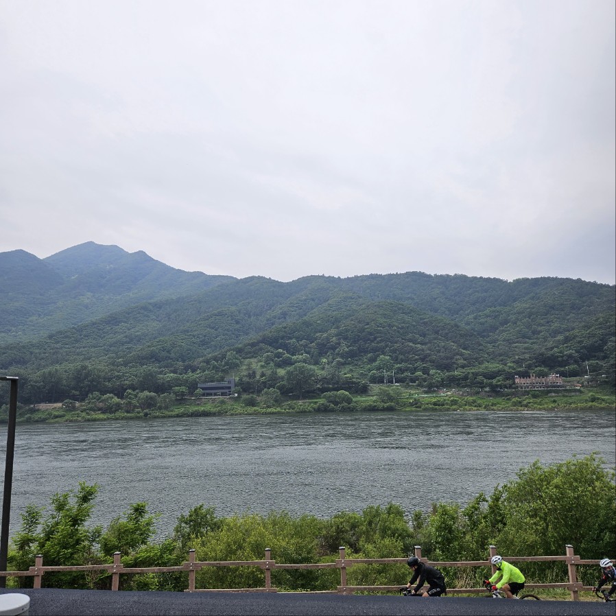 가는 길에 만난 강과 사이클을 타는 사람들