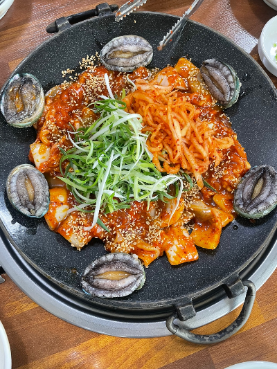  제주도 서귀포시 성산일출봉 근처 맛집 - 성산흑돼지 두루치기 (feat. 몸국)