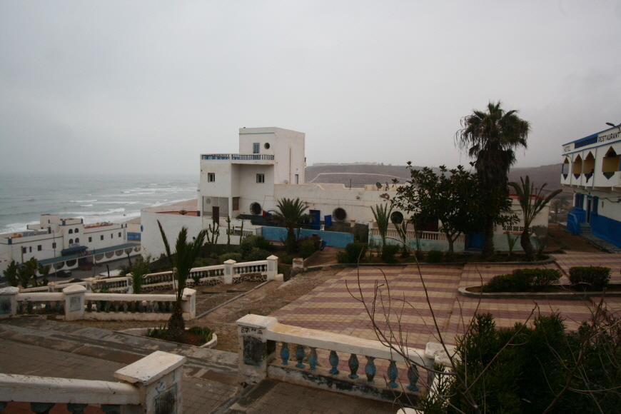 모로코남부-시디이프니-배모양의-호텔건물