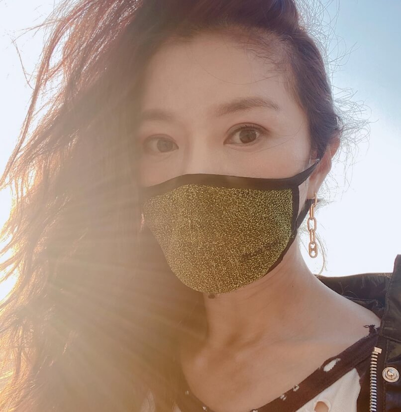 마스크를쓰고있는-긴머리여성의모습