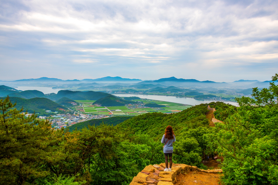 성곽길에 서서