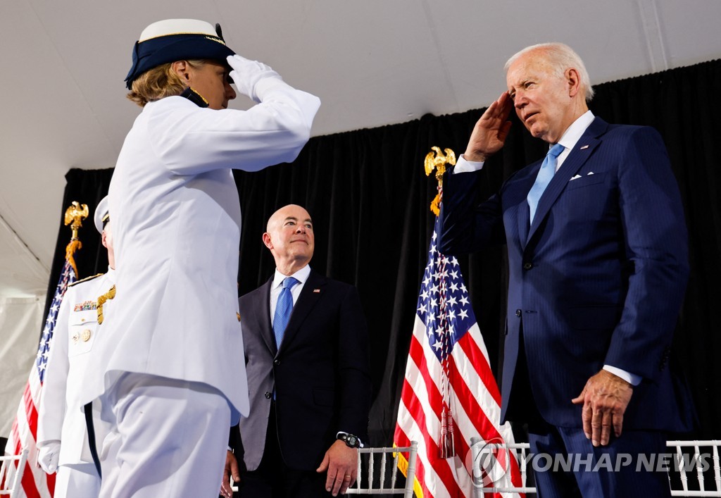  여성 4성 장군이 美해안경비대 통솔..미군 역사상 최초