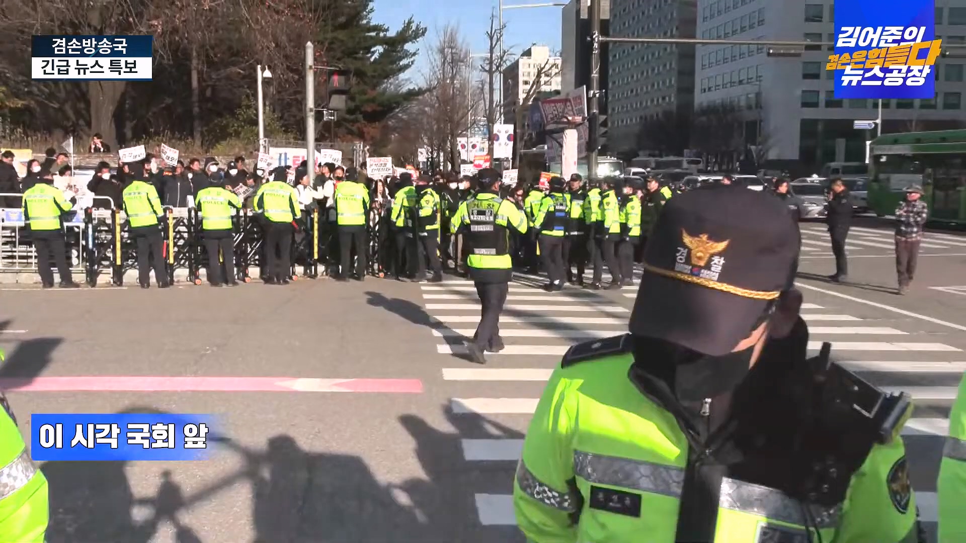 [겸공 뉴스특보] 지금 국회 상황은_.mp4_20241207_084209.078.jpg