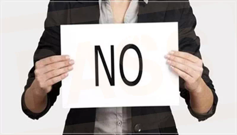 no 메모를 든 여성