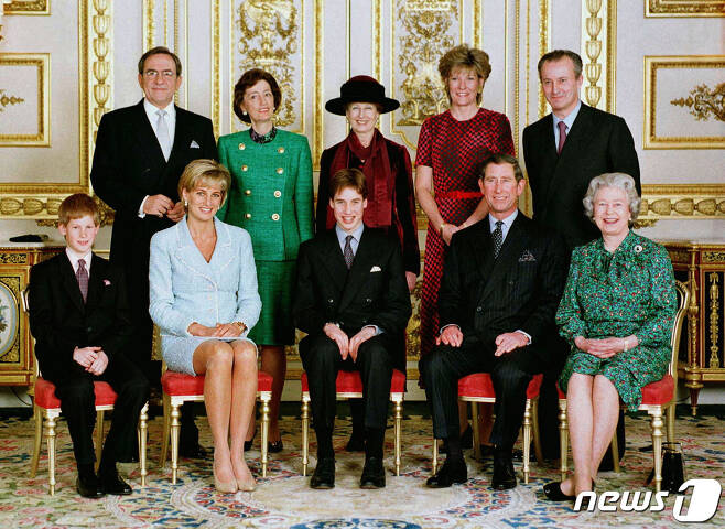 엘리자베스 2세 영국 여왕 즉위 45년차이던 1997년 3월 9일 윈저 성 응접실에서 촬영한 영국 왕실 공식 가족사진. (아랫줄 왼쪽부터)해리 왕자, 다이애나비, 윌리엄 왕세손, 찰스 왕세자, 엘리자베스 2세 여왕.