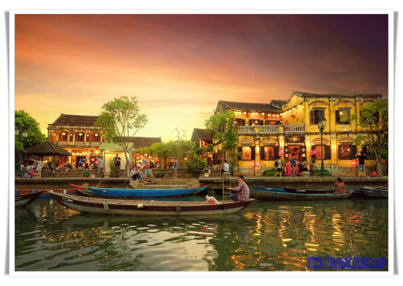 강변의 야경과 강 위에 떠 있는 베트남 전통 배