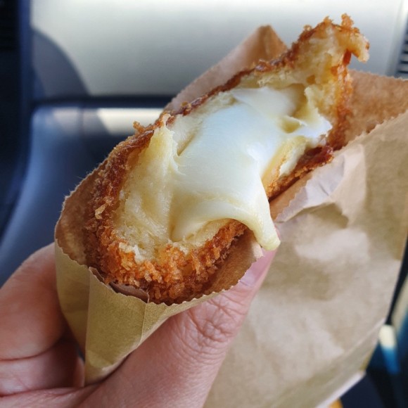 꽈배기 전문점에서 파는 치즈볼