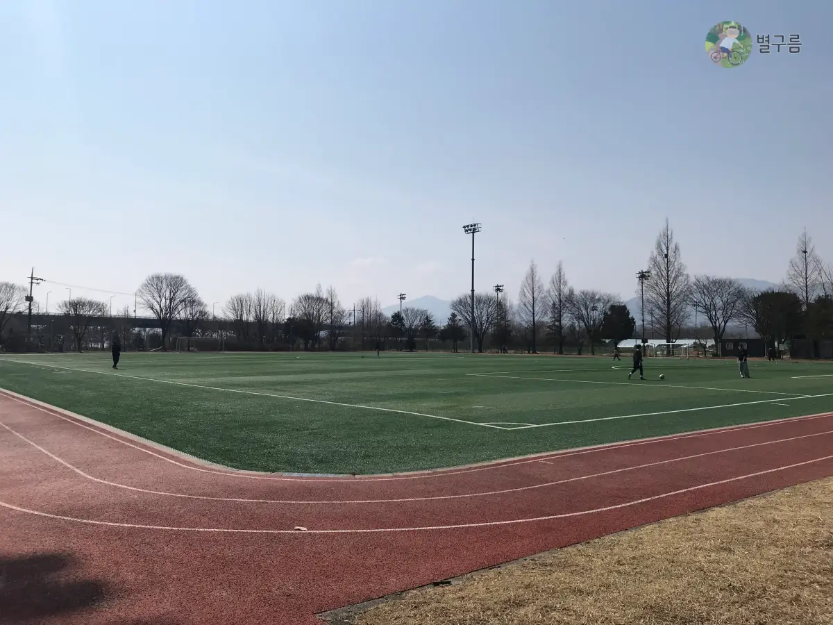 양평-세미원-입구쪽-인조구장-축구 골대 근처에서 아이들이 공놀이를 하고 있다
