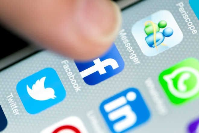  소셜 미디어에서 잠시만 탈출해보기를...예상보다 큰 건강효과 볼 수 있어 Staying away from Twitter, FB for a week may improve wellbeing, anxiety