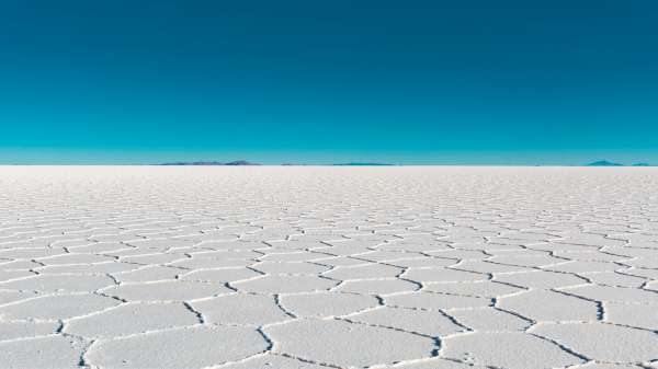 우유니 소금사막&#44; 또는 Salar de Uyuni는 세계에서 가장 큰 소금사막이며 볼리비아의 주요 관광 명소입니다. 이 광활한 흰색 풍경은 10&#44;582 제곱킬로미터를 넘는 넓은 면적을 차지하며&#44; 방문객들에게 초현실적이고 이국적인 장면을 선사합니다.