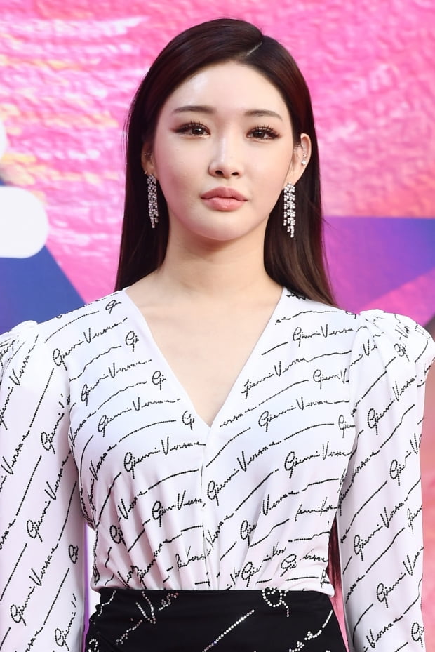  컴백 3일 앞둔 청하 코로나19 확진 "미안하고 또 미안"