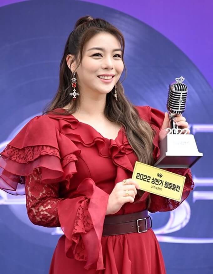 에일리&#44; 비연예인과 열애 중 : 에일리가 비연예인과 열애 중으로 내년 결혼을 목표로 예쁜 만남을 이어가고 있음.
에일리&#44; 음악 활동 소개 : 에일리는 &#39;드림하이2&#39;로 얼굴을 알리고 가수로 데뷔한 후 다수의 히트곡을 발표함.