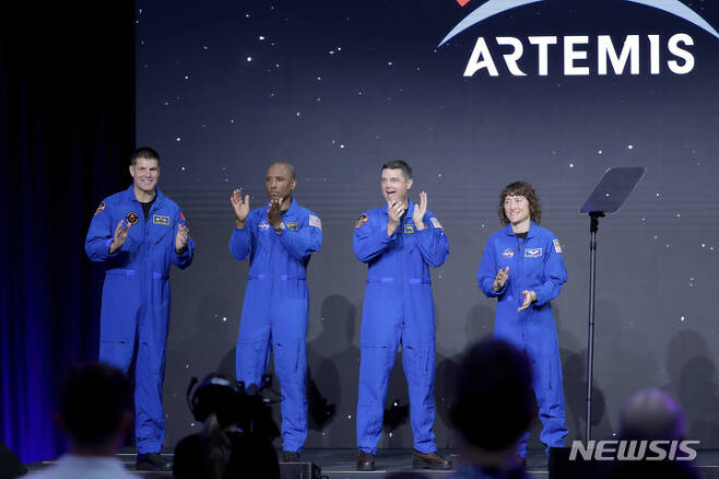 내년 아르테미스 2 우주임무에 나설 우주비행사 4명으로 왼쪽부터 제레미 한센&#44; 빅터 글로버&#44; 라이드 와즈먼 및 크리스티나 코크