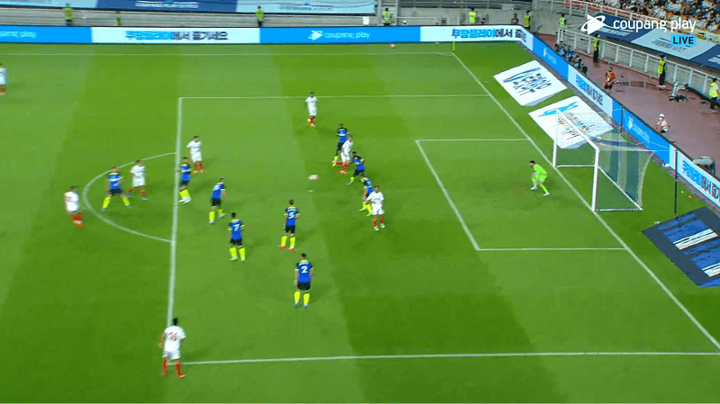 쿠팡플레이 토트넘 VS 세비야 라키티치의 중거리슛 장면