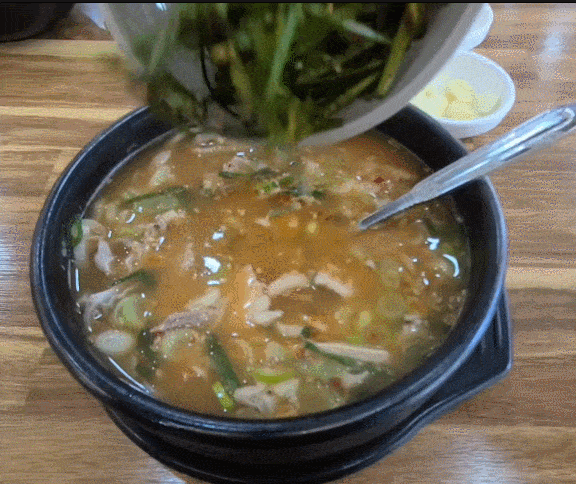 뜨거운 국밥에 부추무침 한가득 넣어서 함께 드시면 더욱 맛있습니다