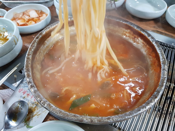 양푼-김치칼국수-면-건지는-모습