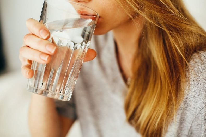  체내 수분 유지 8가지 쉬운 방법 8 Easy Ways to Stay Hydrated, According to a Celebrity Nutritionist