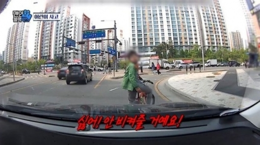 "왜 따라다녀요?"..자전거로 차 앞 막아선 아이, 처음 아니었다