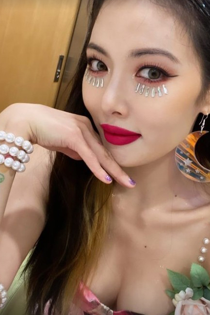  ‘던’ 현아, 가슴골 드러낸 파격 패션 ‘섹시美 폭발’