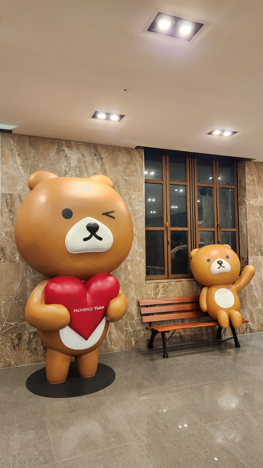 프로방스 발랑의 곰 캐릭터 조형물 두 개 (하트를 든 곰과 벤치에 앉은 곰)
