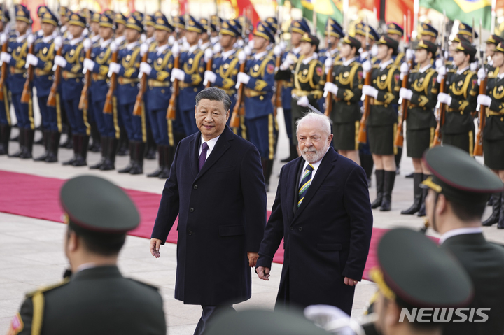 시진핑 중국 국가주석과 루이스 이나시우 룰라 다시우바 브라질 대통령의 인민대회당 의장대 사열