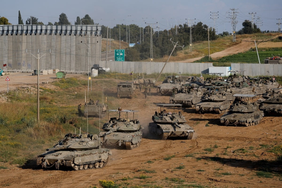 지난 10일(현지시간) 이스라엘군 탱크들이 가자지구 접경 지역에서 가자지구로 향하고 있다.