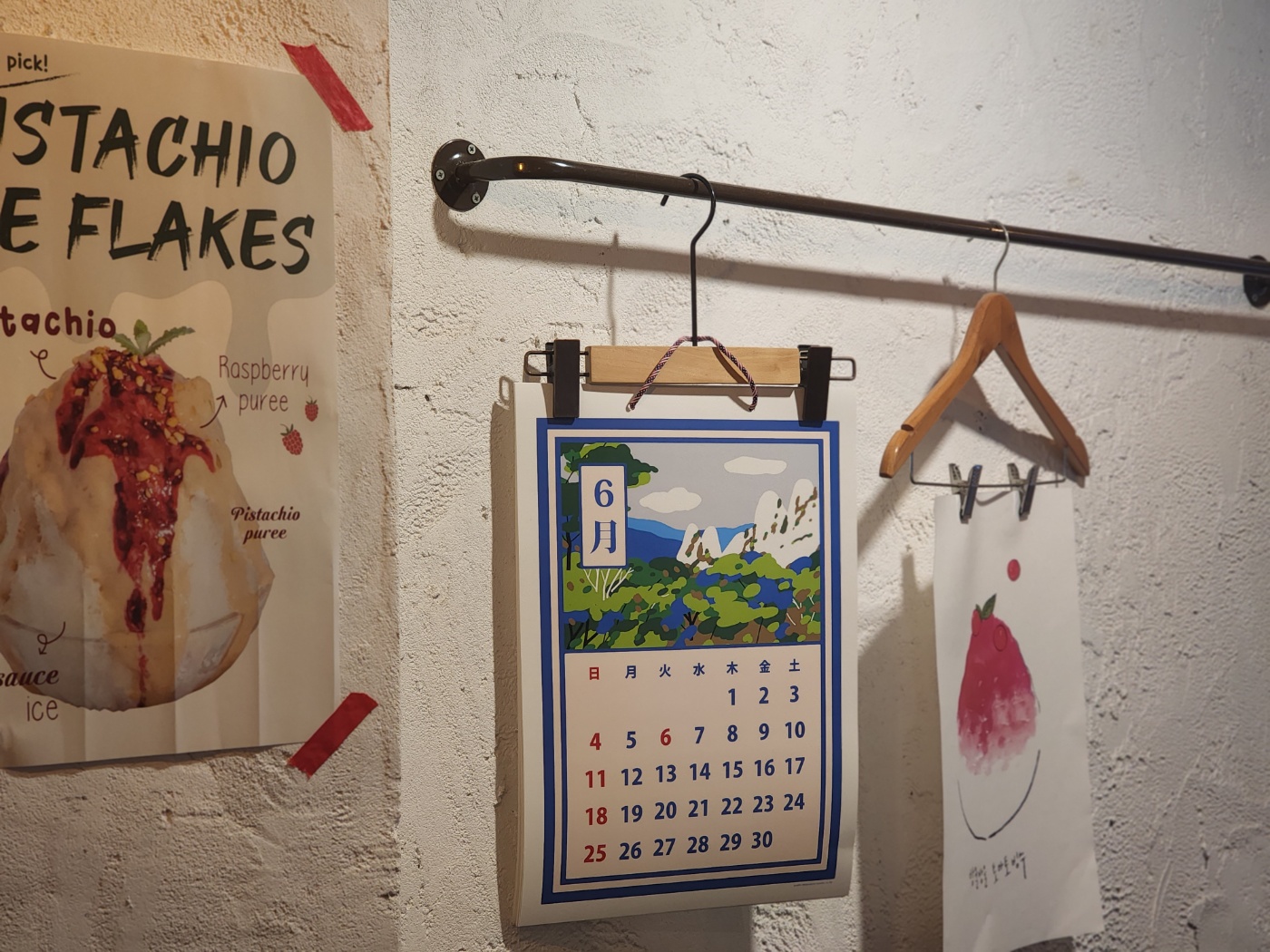 옷걸이 집게에 걸려 있는 6월 일러스트 달력과 방울 방울 토마토 빙수 일러스트 포스터