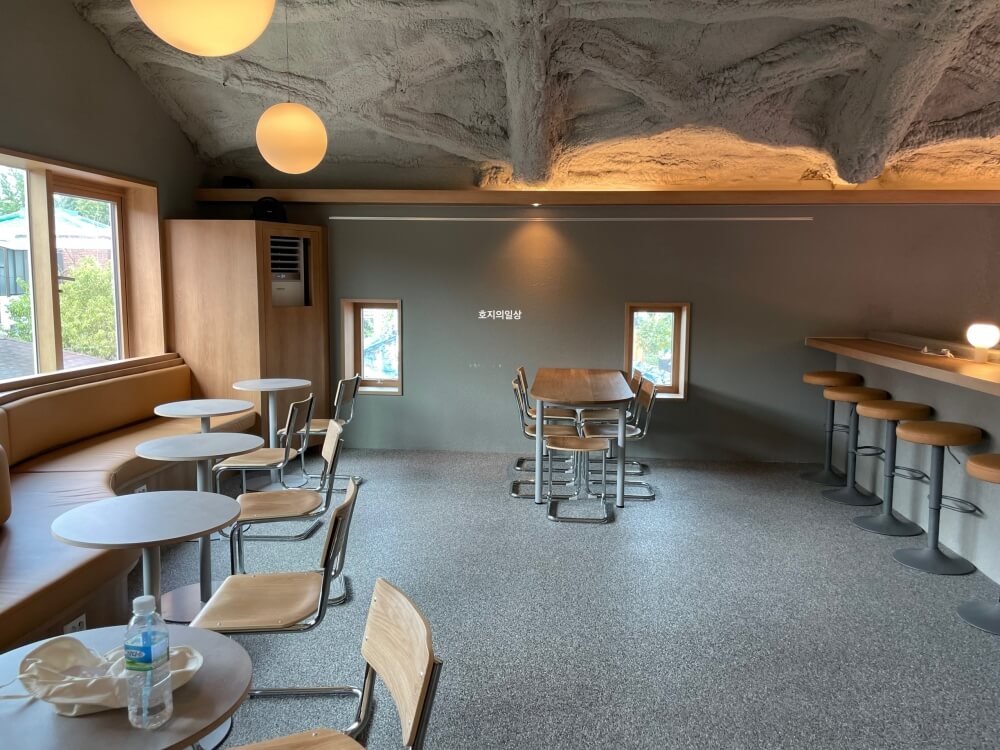 행궁동 카페 맛집 킵댓 로스터리 - 매장 2층 모습