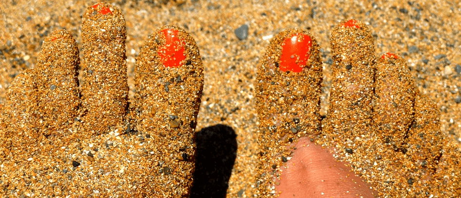 모래 묻읍 발 매니큐어 칠한 발